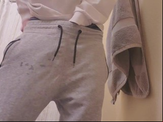 色白男子大学生がトイレに駆け込んで３時間我慢したおしっこをする